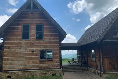 Image de Des vues incroyables du haut de notre retraite de montagne! 25 min. conduire à Asheville!