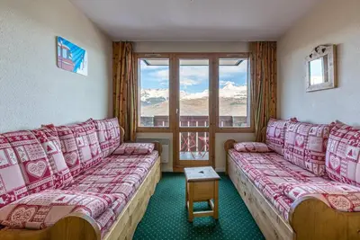 Image de 300m du centre station, 1er étage, vue montagne, balcon, télévision, casier à ski, 27m²