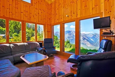 Chalet, remise en forme, sauna, terrasse, cheminée ou poêle à bois, parking, télévision, 175m²