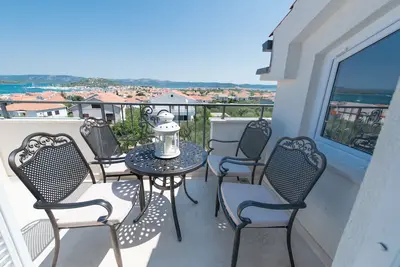 Image de Appartement de deux chambres avec la terrasse et la vue sur le mer Murter (A-16655-f)