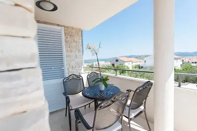 Image de Appartement de deux chambres avec la terrasse et la vue sur le mer Murter (A-16655-b)