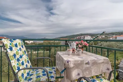 Image de Appartement de deux chambres avec le balcon et la vue sur le mer Slatine, Ciovo (A-16732-a)