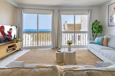 Image de Vue sur la mer + Marchez vers n'importe quel point du luxueux Puerto Banus.
