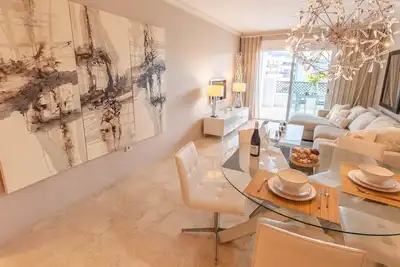 Image de Appartement de 2 chambres récemment rénové au coeur de Puerto Banús.