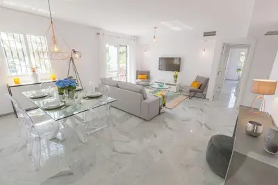 Duplex récemment rénové de 3 chambres dans le golf de Los Naranjos