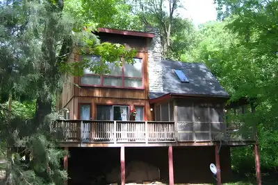 Image de \"Hot Tub Heaven # 5 - Cabanes à louer à Front Royal, Virginie, États-Unis\"