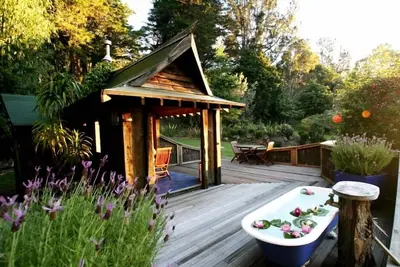 Image de Refuge romantique sur la rivière isolée de Takou