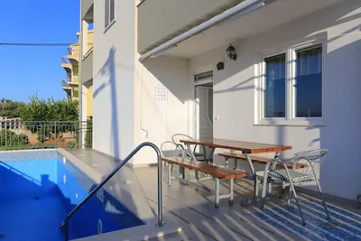 Appartement de deux chambres avec la terrasse et la vue sur le mer Mali Rat, Omis (A-9698-a)