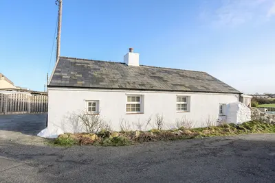 Ferme à la ferme, Cemaes Bay