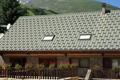 Image de 300m des commerces, sauna, hammam, balcon, cheminée ou poêle à bois, parking, casier à ski, 120m²
