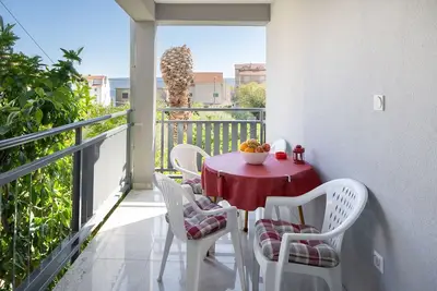 Garçonnière avec la terrasse Duce, Omis (As-16877-b)