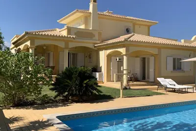 Image de Villa individuelle et privée avec piscine dans de grands jardins, Wifi, Ac