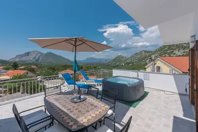 Image de Appartement confortable Gornja Brela avec jacuzzi sur terrasse panoramique