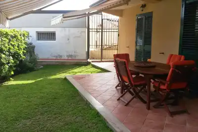 Image de Villa élégante à 100 mètres. de la mer avec jardin. Idéal pour une famille