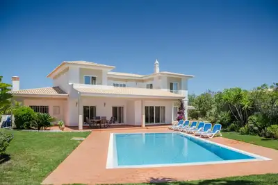 Villa privée avec piscine. Près de la plage, des restaurants et des magasins