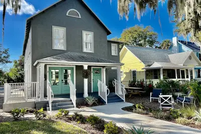 Image de \"Nsb Uptown- Be Happy\" Belle maison centenaire au cœur du centre-ville de New Smyrna Beach.