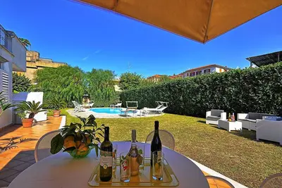 Fantastique Villa Desposito, 4 chambres, 3 salles de bain, piscine privée et jardin, à 5 minutes de So