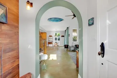 Image de Nouveau à la location de vacances | Proche des plages | Ac | Wifi | Commence 159 $ / nt