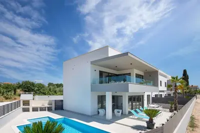 Image de Appartement de vacances avec piscine dans jardin privé