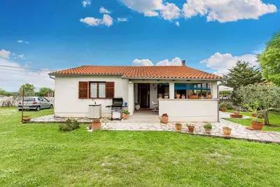 Image de Maison de vacances avec barbecue et transats