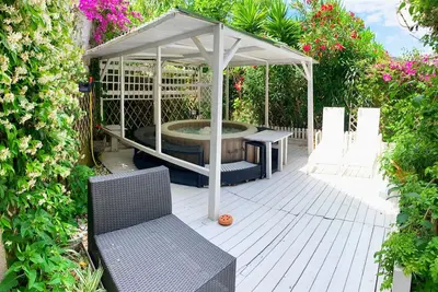 Image de Circeii, appartement avec chambre, salon et extérieur avec baignoire