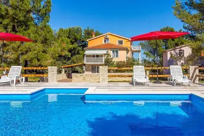 Appartement de vacances avec piscine et barbecue
