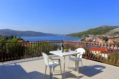 Appartement de deux chambres avec la terrasse et la vue sur le mer Seget Vranjica, Trogir (A-12760-c)