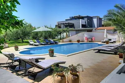 Image de appartement de vacances avec piscine et parking