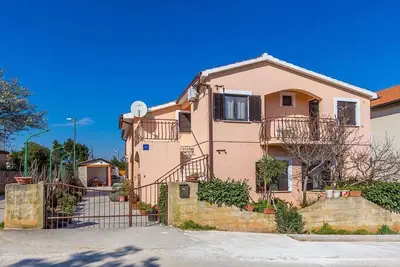 Appartement de vacances avec piscine et terrasse ensoleillée
