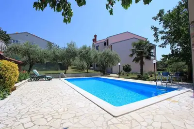 Appartement de vacances avec piscine commune et balcon