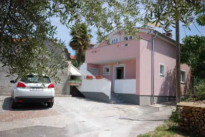 Image de Studio avec terrasse et barbecue
