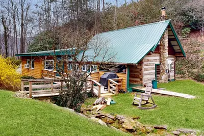 Image de Cabane en rondins historique et privée avec terrasse, foyer et poêle à bois - un chien Ok!