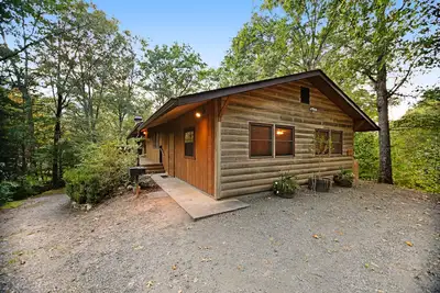 Image de Cabane rustique avec terrasse, table de pique-nique et bain à remous - salle de loisirs au sous-sol!
