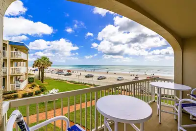 Image de A219 Parfait condo 2/2! Emplacement fantastique en bord de mer juste à côté de Flagler Ave!