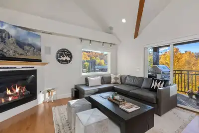 Image de Pratique 3 chambres, unité de fin de condo avec plafonds voûtés, cheminée, chiens autoris��s et vue sur la montagne!