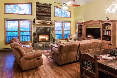 Image de Maison en bois de cèdre paradis avec vue sur la montagne - billard et baby-foot!