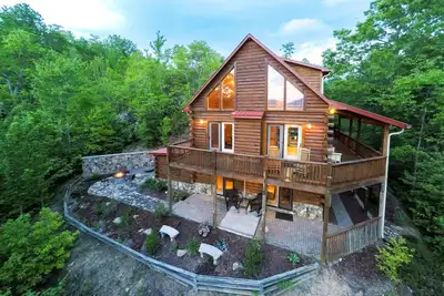 Grande cabine avec porche enveloppant, cheminée et wet-bar!