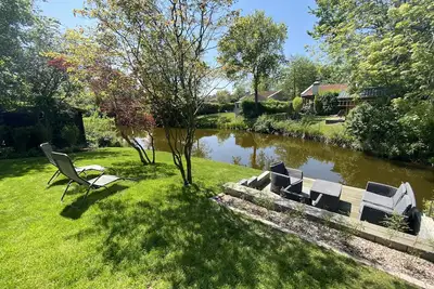 belle maison avec beaucoup d'intimité u. donnant sur un kl. lac
