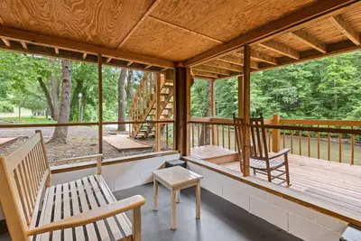 Image de Cabine isolée au bord de la rivière avec deux grands ponts - idéale pour la pêche!