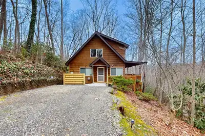 Cabane Smoky Mountain acceptant les animaux de compagnie - cheminée, bain à remous et loft de jeux!