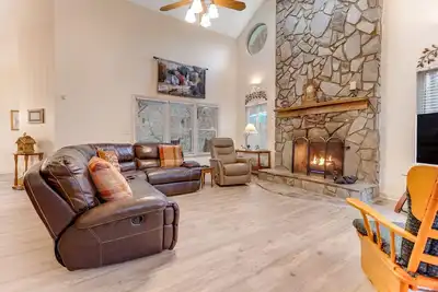Image de Maison de montagne isolée sur 2 acres w / cheminée, terrasse et foyer