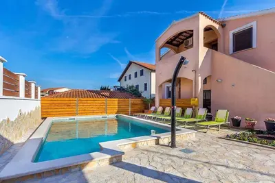 Image de Appartement de vacances avec piscine extérieure commune et balcon