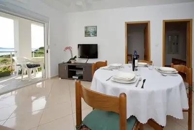 Image de Appartement de deux chambres avec la terrasse et la vue sur le mer Sukosan, Zadar (A-16646-b)