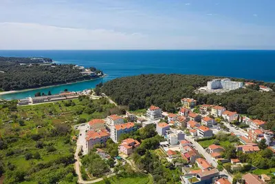 Image de appartement de vacances avec piscine et lits de soleil