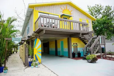 Image de This cottage is a 2 bedroom(s), 1. 5 bathrooms, located in Bradenton Beach, Fl.