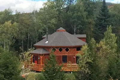 Image de Une maison vraiment unique au milieu d'un paradis écologique: Owls Roost au Moose Lodge and Cabins