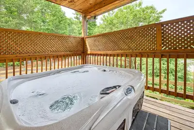 Image de Mountain Lodge maison avec bain à remous privé et porche couvert!