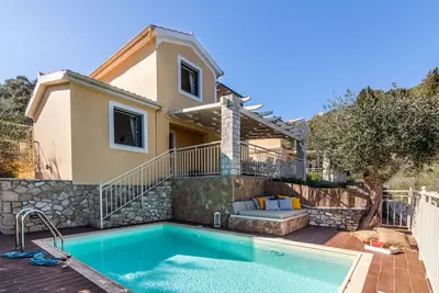 Image de Villa de luxe avec piscine privée et vue spectaculaire sur la plage de Monodendri