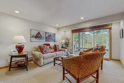 Image de Beau condo w / belles vues et piscine partagée / bain à remous / tennis / golf!