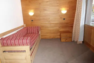 Image de 200m du centre station, 4ème étage, vue pistes de ski\/rue, balcon, télévision, casier à ski, 28m²